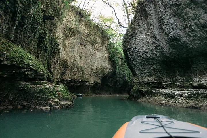 Vue depuis un bateau gonflable sur un canyon aux parois rocheuses abruptes